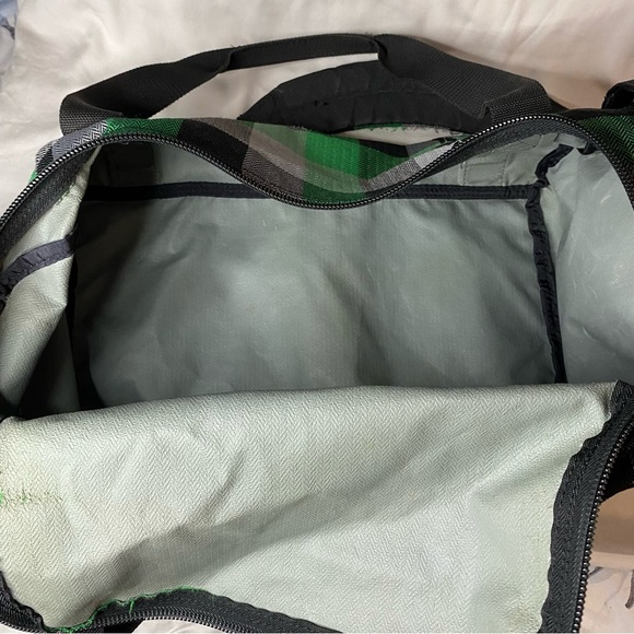 Dakine Medium Duffle Bag Green Plaid Side Pockets Versatile Backpack Travel - Picture 11 of 14